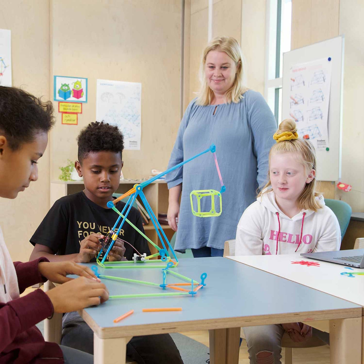 Ready2STEM - Strawbees STEAM Classroom Robotics - w/out micro:bit